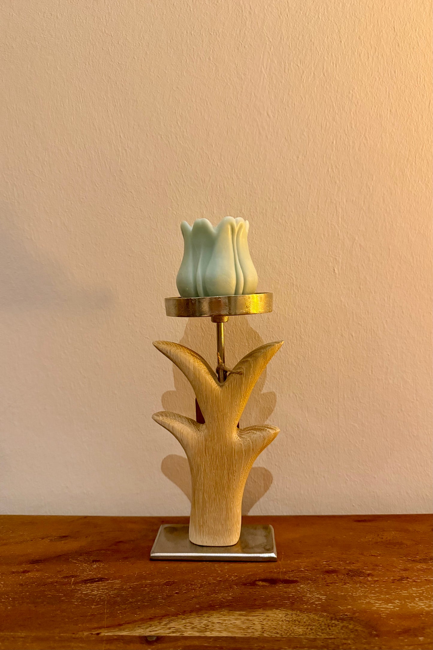 Kerzenständer Blume aus geschliffenem Eichenholz mit Designkerze 914