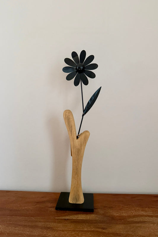 Metallblume schwarz auf geschliffenem Eichenholz 0841