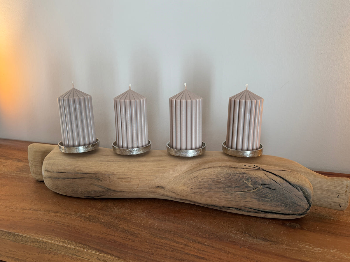 Adventskranz neu gedacht - Kerzenständer aus geschliffenem Eichenholz, silberfarbene Kerzenteller, vier Designkerzen Unikat Nr. 1183