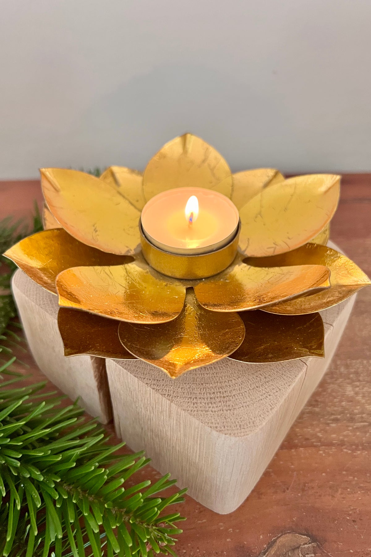 Holzstamm geschliffen mit Windlicht Lotusblüte gold 1335