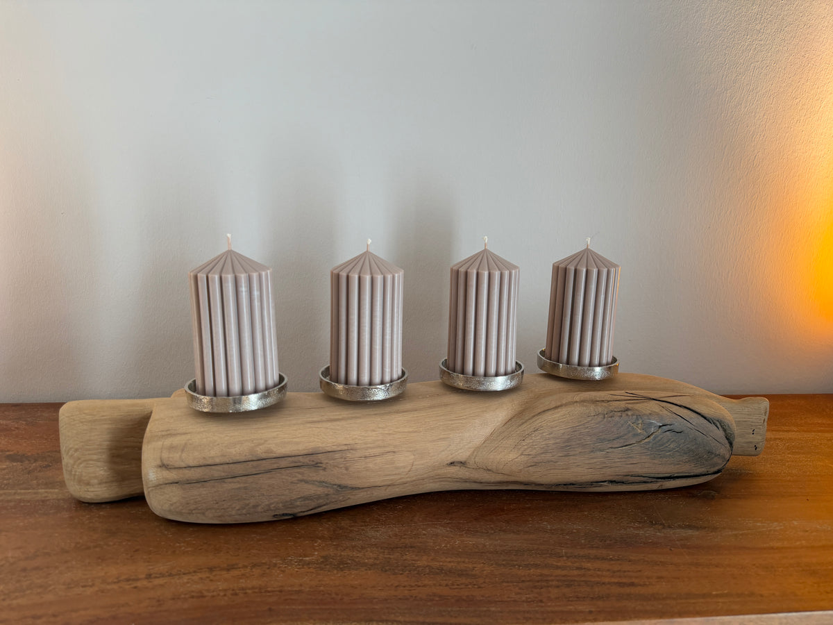 Adventskranz neu gedacht - Kerzenständer aus geschliffenem Eichenholz, silberfarbene Kerzenteller, vier Designkerzen Unikat Nr. 1183