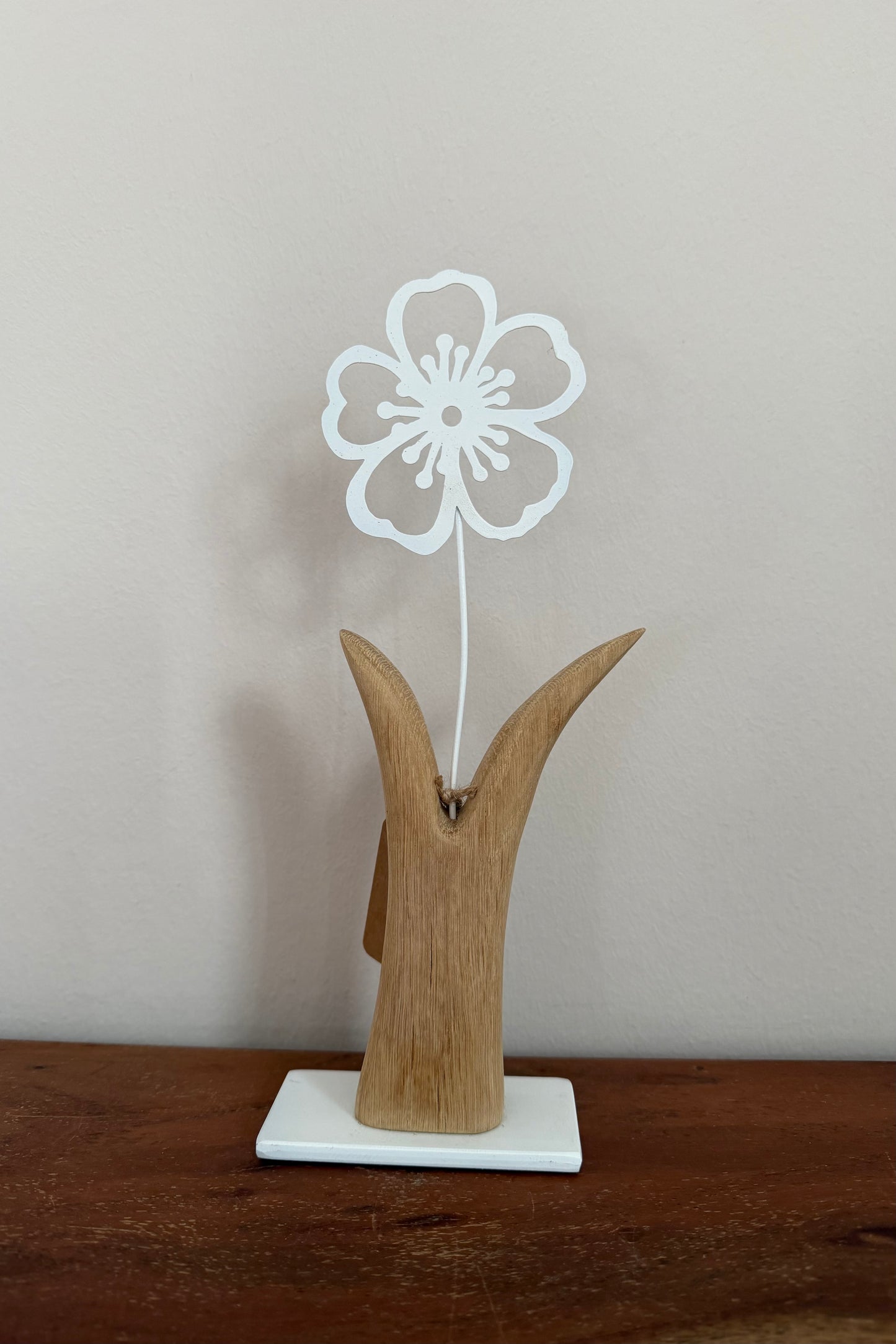 Metallblume weiß auf geschliffenem Eichenholz 0948