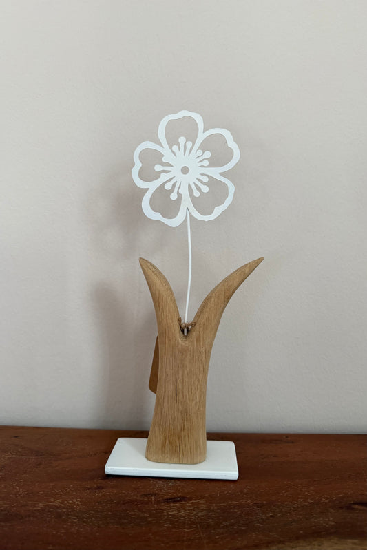 Metallblume weiß auf geschliffenem Eichenholz 0948