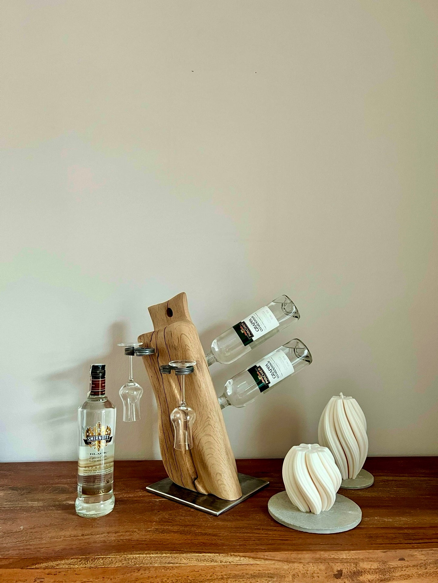 Weinständer aus geschliffenem Eichenholz auf Metallständer