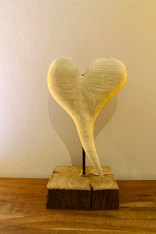 Herz aus geschliffenem Eichenholz auf Metallstab und Holzstamm 1222