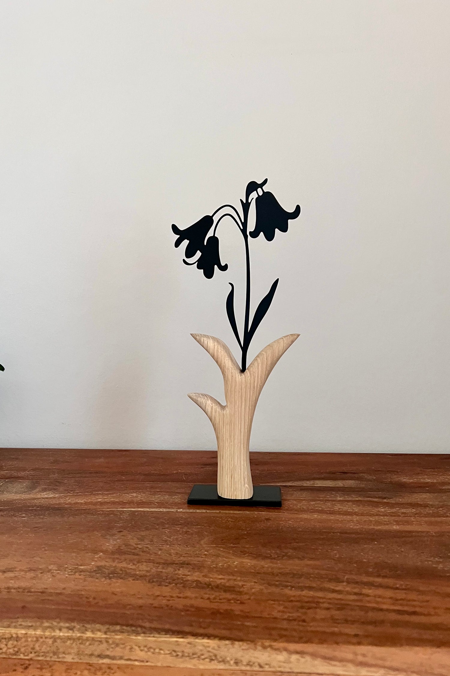 Metallblume schwarz auf Eichenholz, Unikat Nr. 0929, Ansicht 1
