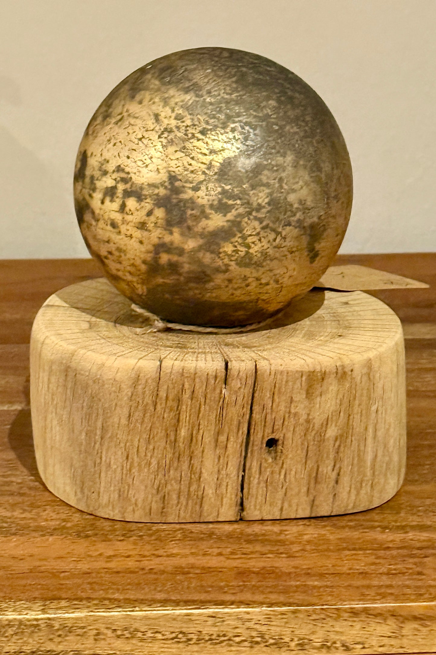 Leuchtkugel Glas auf Holzstamm geschliffen 1584