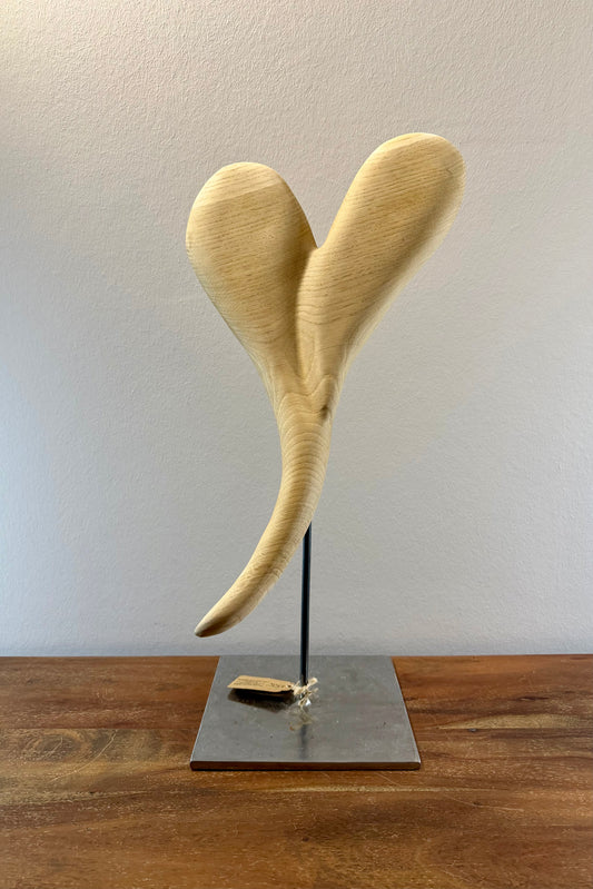 Herz aus geschliffenem Eichenholz auf Metallständer 0314