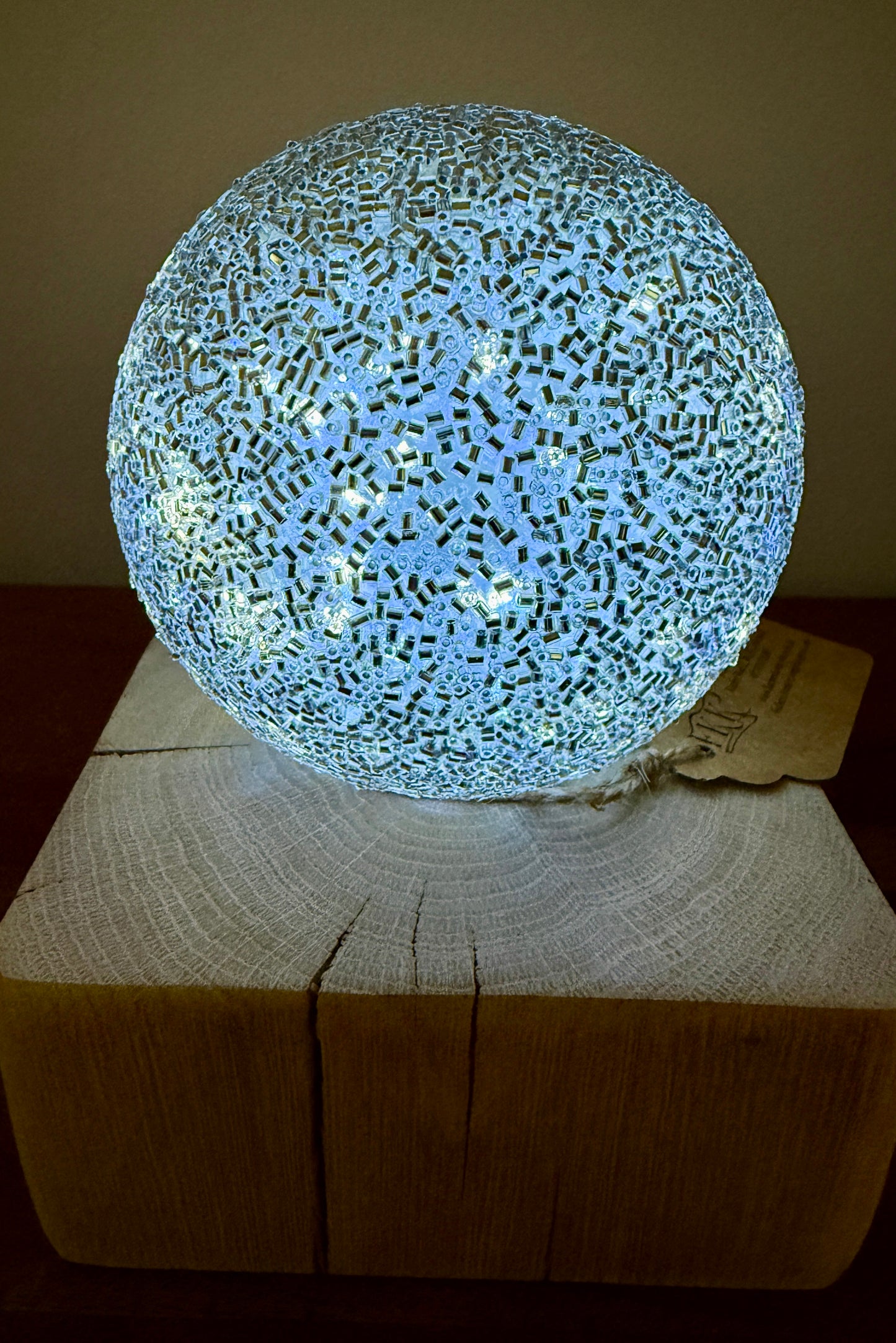 Leuchtkugel Glas auf Holzstamm geschliffen 1576