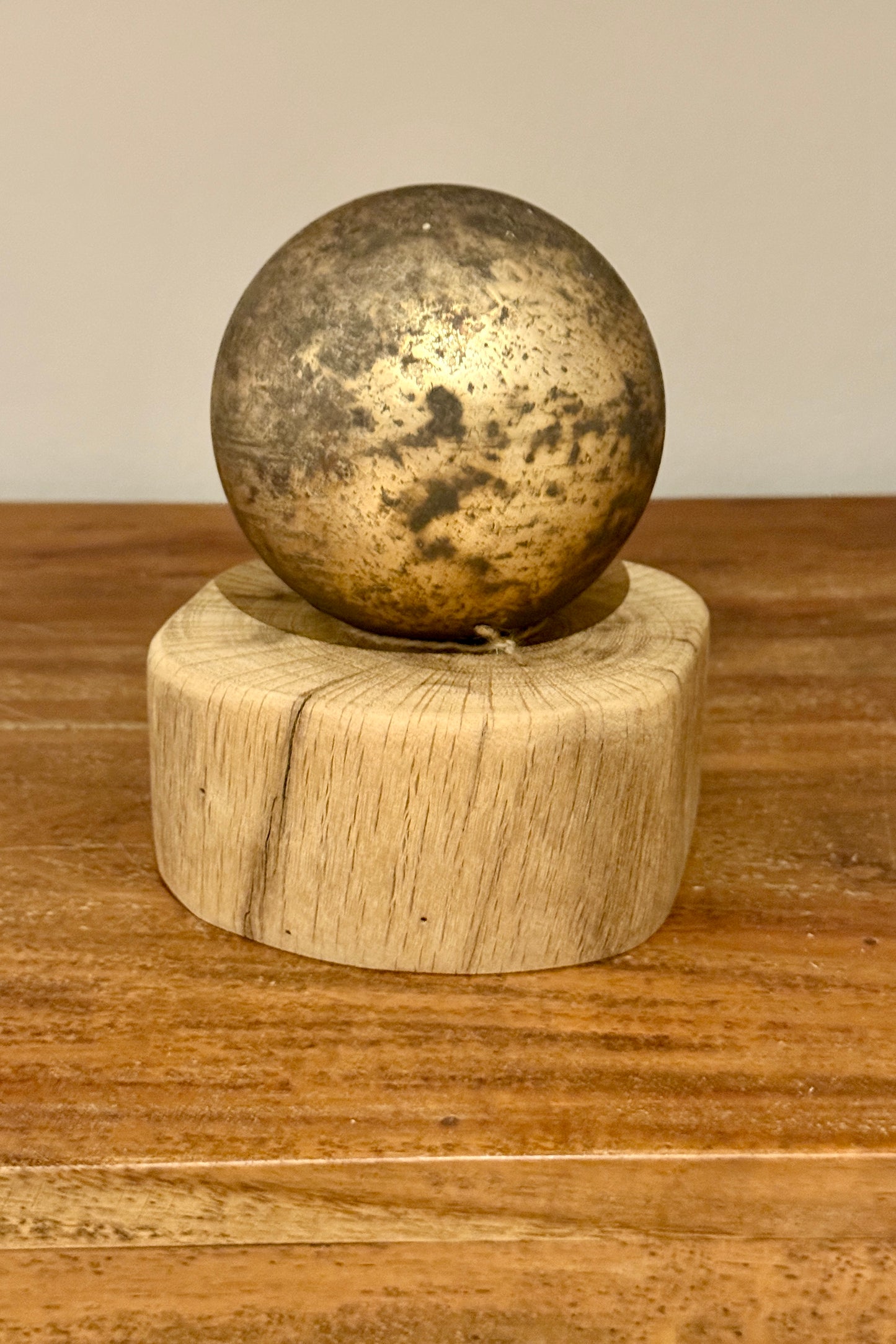 Leuchtkugel Glas auf Holzstamm geschliffen 1584