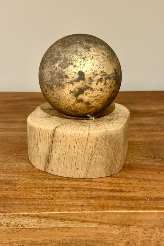 Leuchtkugel Glas auf Holzstamm geschliffen 1584