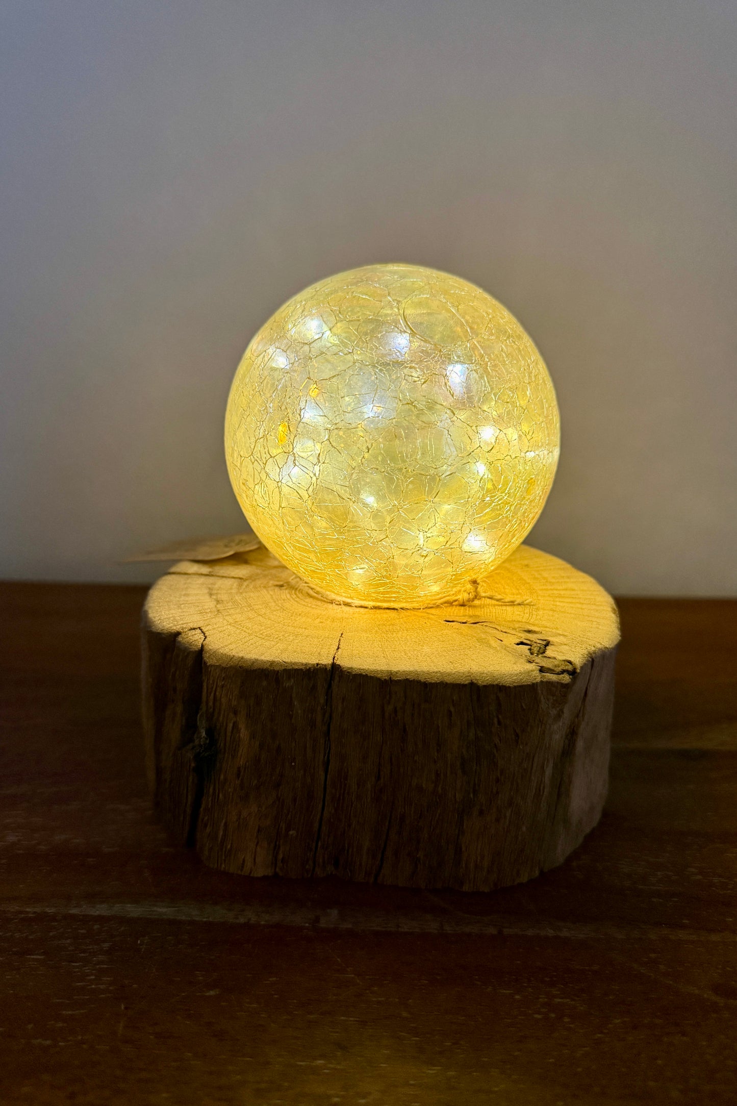 Leuchtkugel Glas auf Holzstamm gebürstet 1568