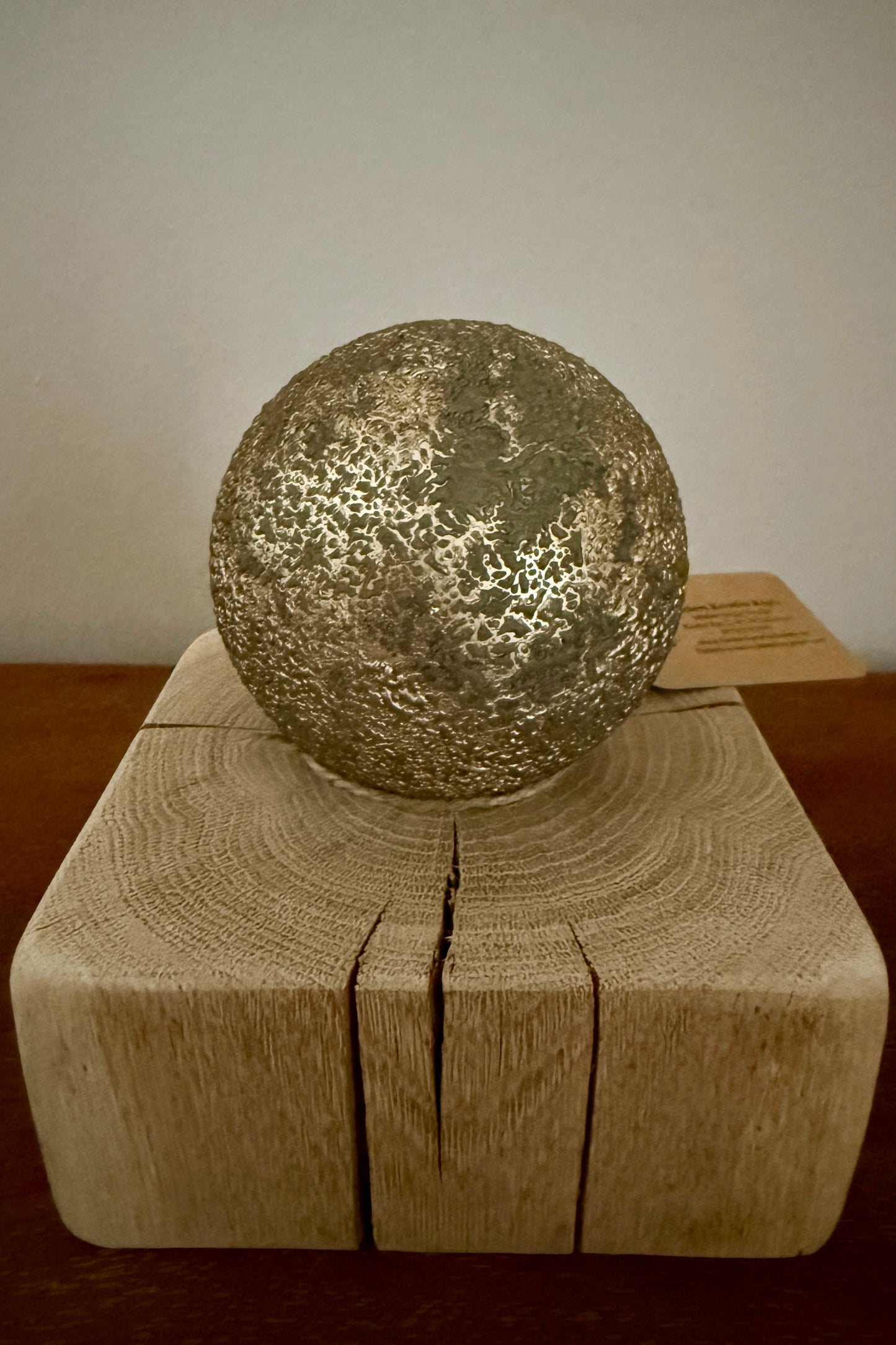 Leuchtkugel Glas auf Holzstamm geschliffen 1577