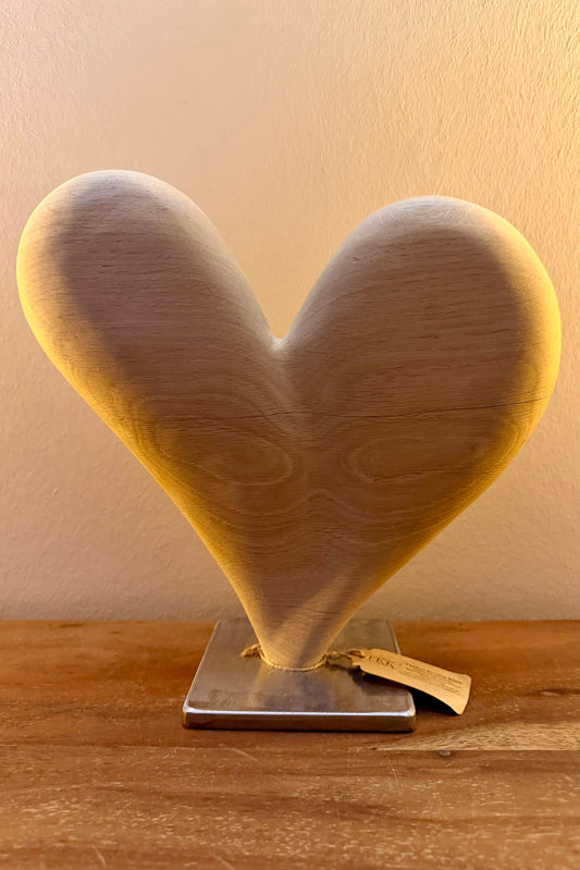 Herz aus geschliffenem Eichenholz auf Metallständer 1220