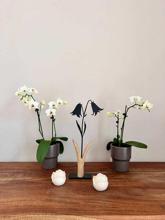 Dekoobjekt Blume aus geschliffenem Eichenholz auf Metallständer