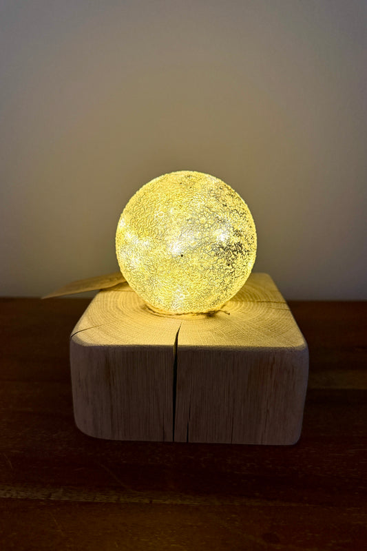 Leuchtkugel Glas auf Holzstamm geschliffen 1577