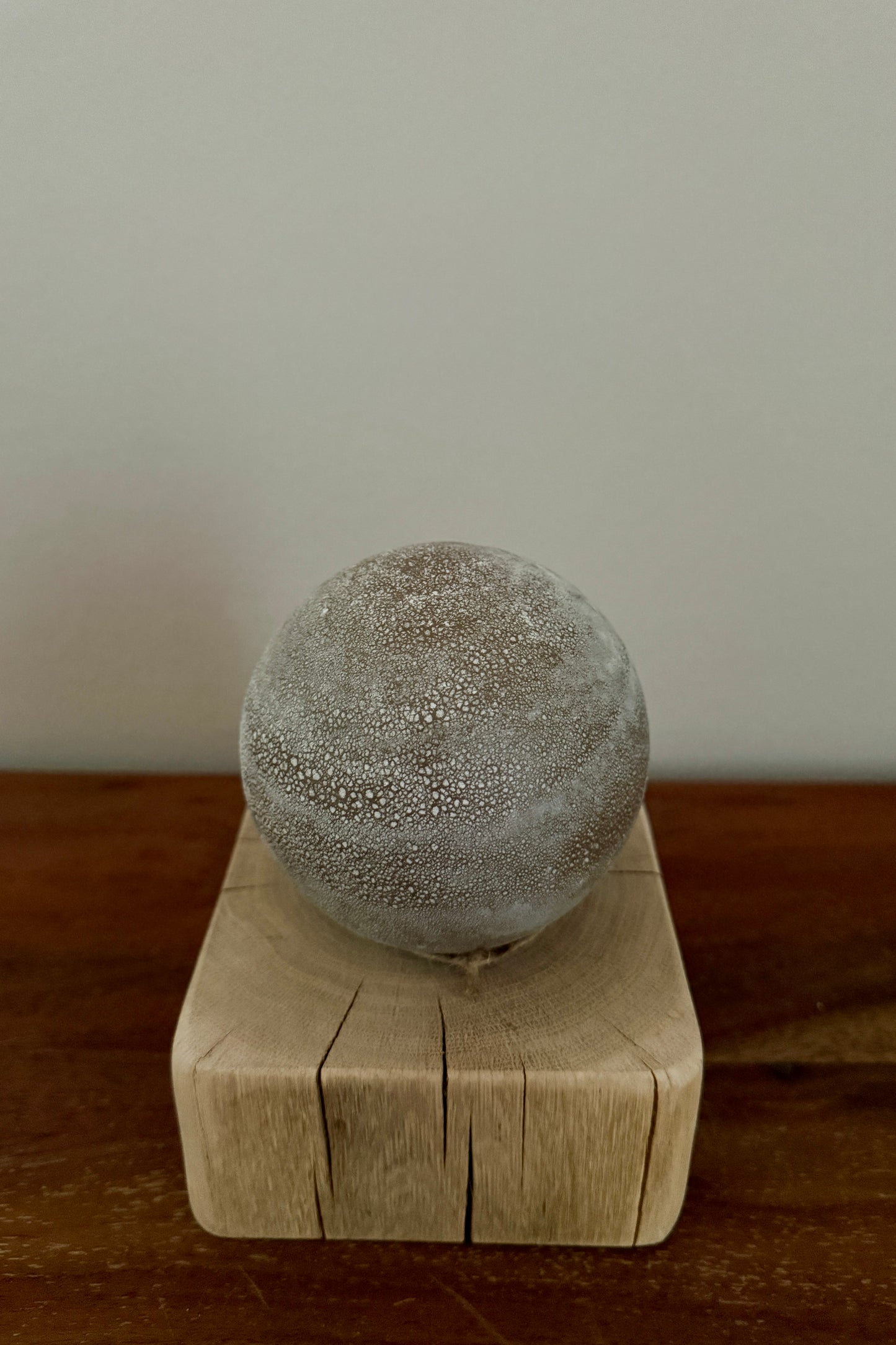 Leuchtkugel Glas auf Holzstamm gebürstet 1579