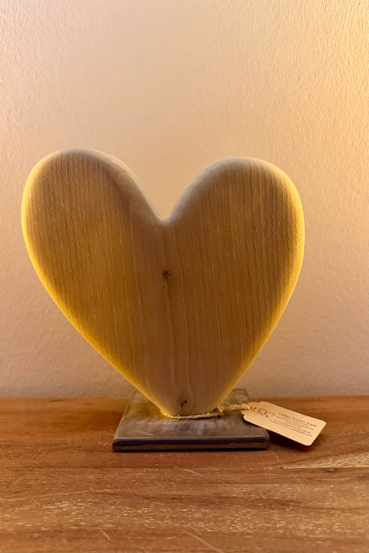 Herz aus geschliffenem Eichenholz auf Metallständer 0917