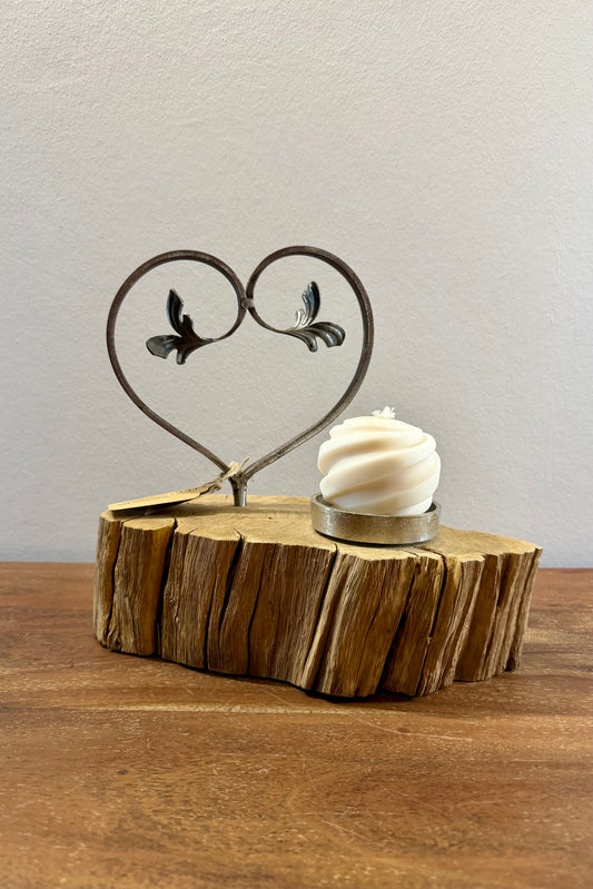 Kerzenständer aus gebürstetem Eichenholz mit Designkerze und Metallherz 1027