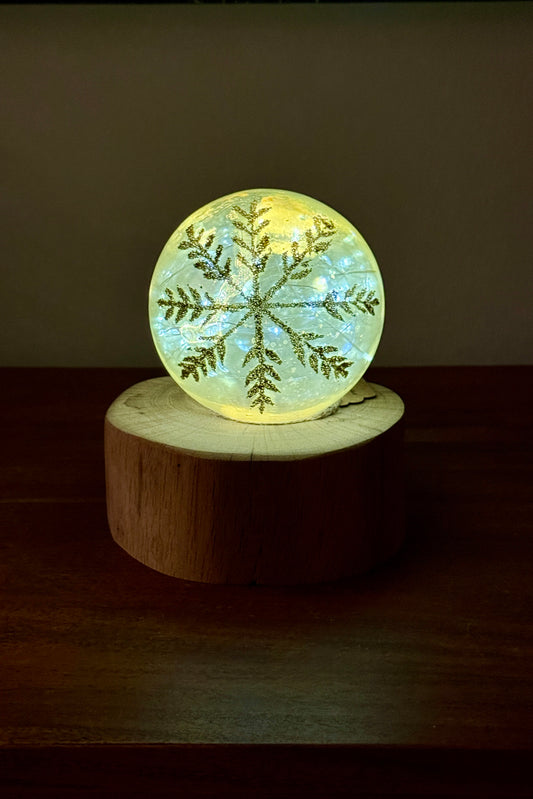 Leuchtkugel Glas auf Holzstamm geschliffen 1585