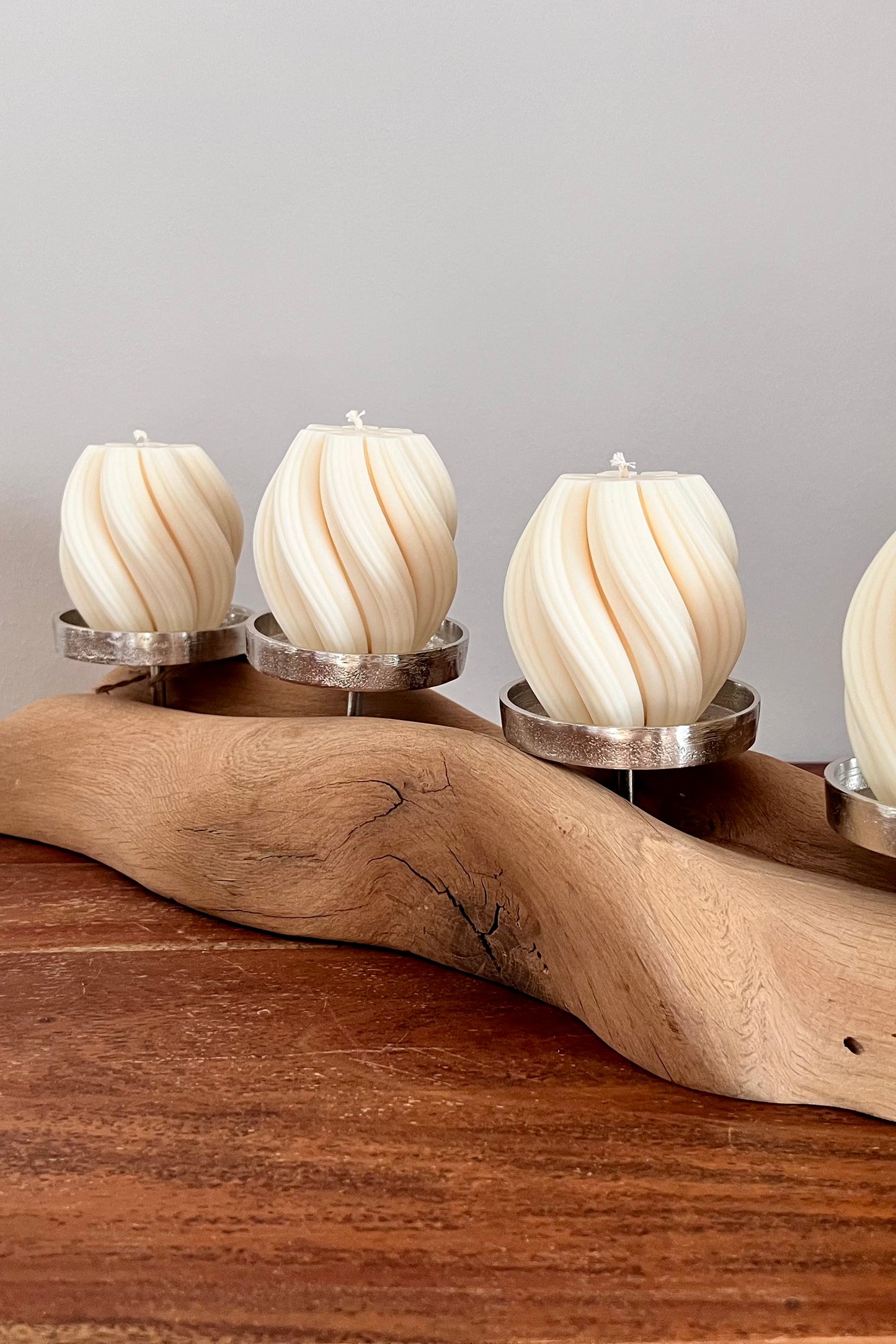 Adventskranz neu gedacht - Kerzenständer aus geschliffenem Eichenholz, silberfarbene Kerzenteller, vier Designkerzen Unikat Nr. 1156