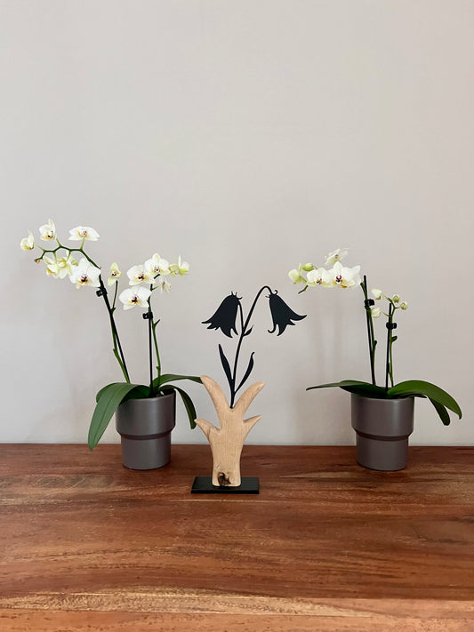 Dekoobjekt Blume aus geschliffenem Eichenholz auf Metallständer