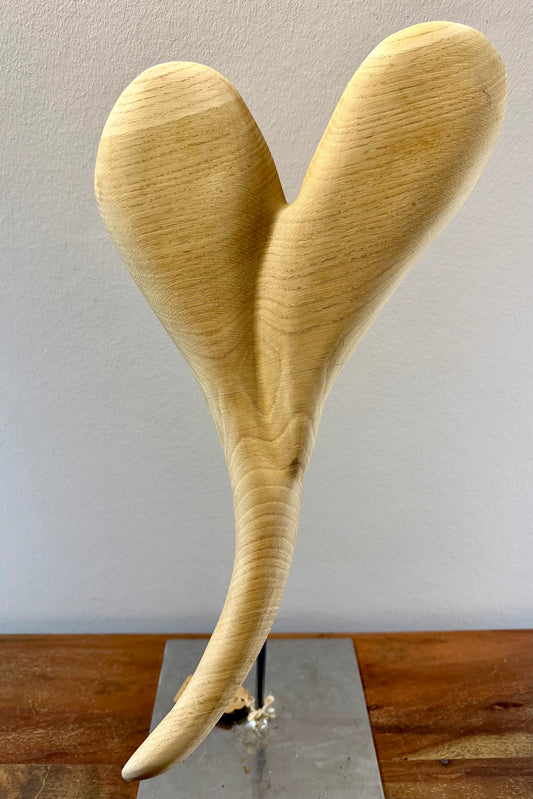 Herz aus geschliffenem Eichenholz auf Metallständer 0314