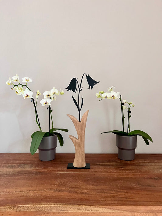Dekoobjekt Blume aus geschliffenem Eichenholz auf Metallständer