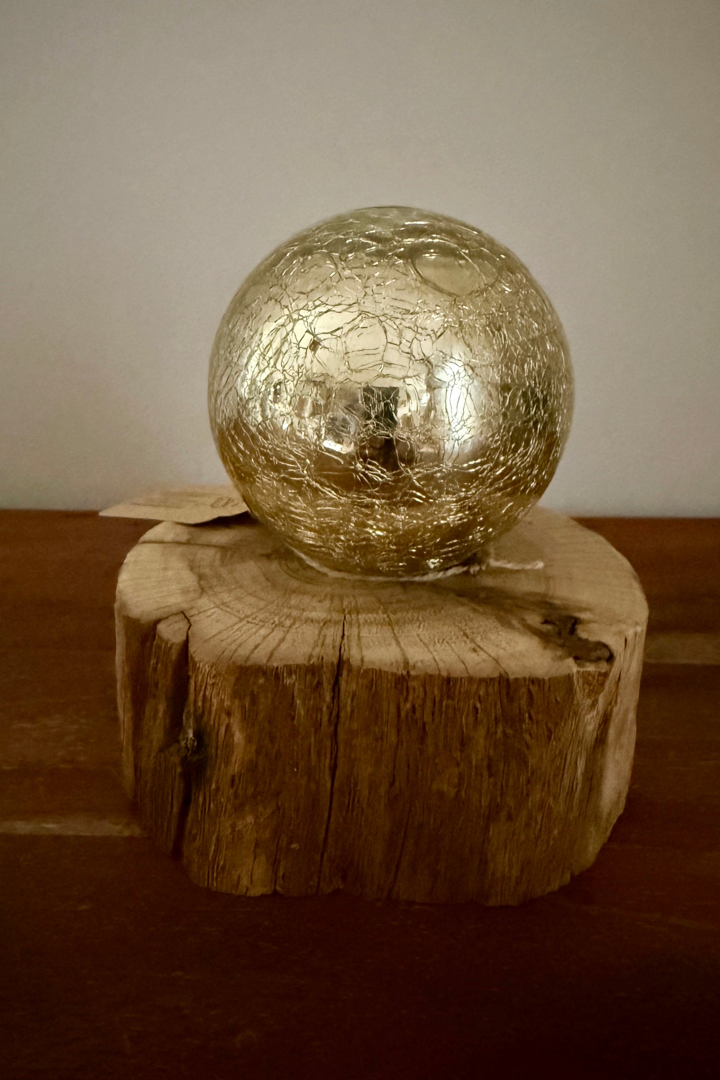 Leuchtkugel Glas auf Holzstamm gebürstet 1568