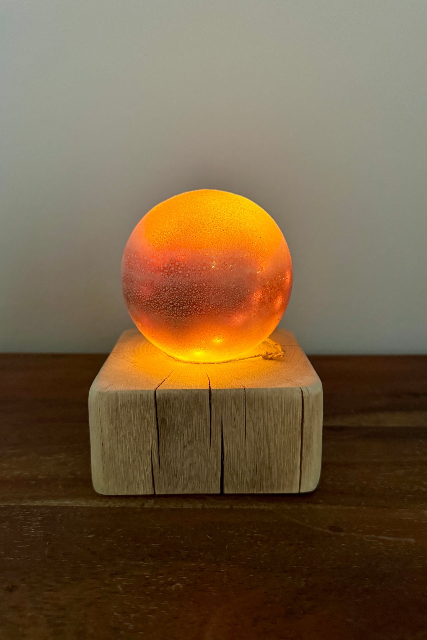 Leuchtkugel Glas auf Holzstamm gebürstet 1579