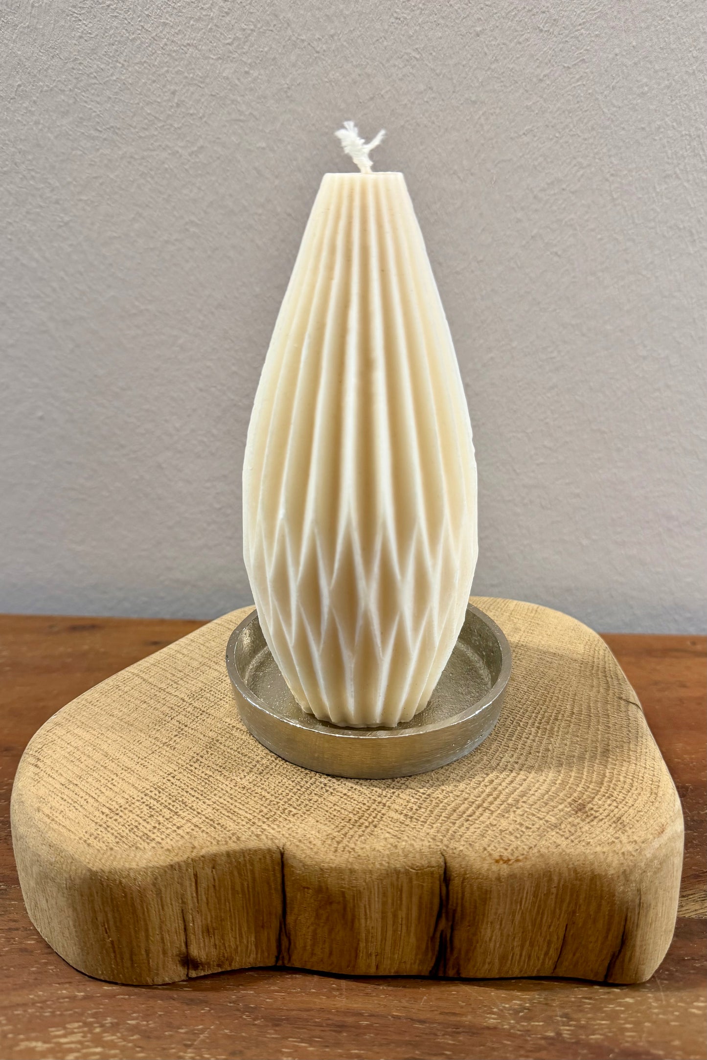 Kerzenständer aus geschliffenem Eichenholz mit Designkerze 1532