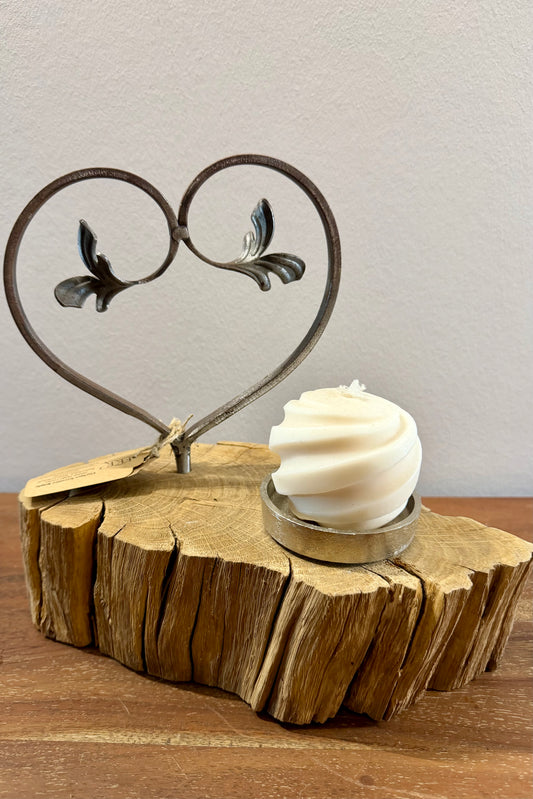 Kerzenständer aus gebürstetem Eichenholz mit Designkerze und Metallherz 1027