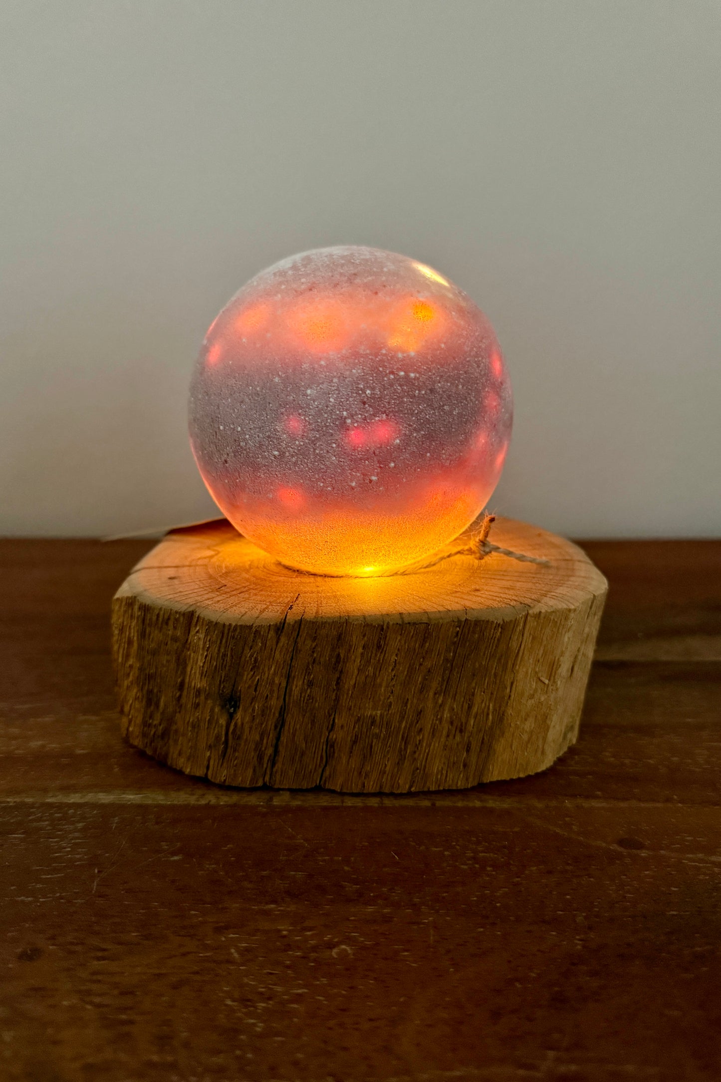 Leuchtkugel Glas auf Holzstamm gebürstet 1580