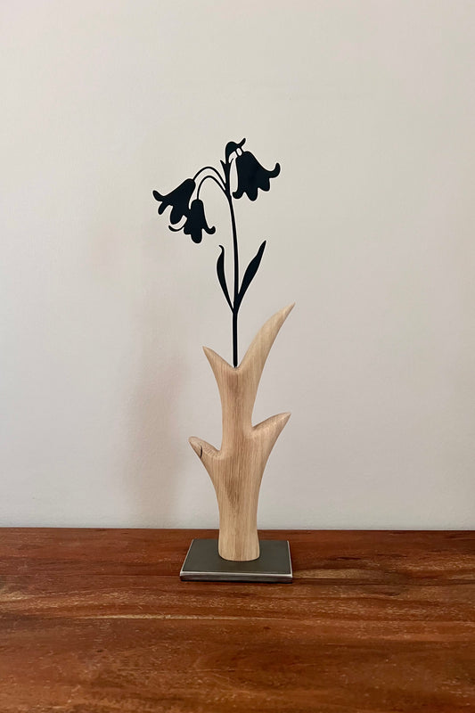 Dekoobjekt Blume aus geschliffenem Eichenholz auf Metallständer