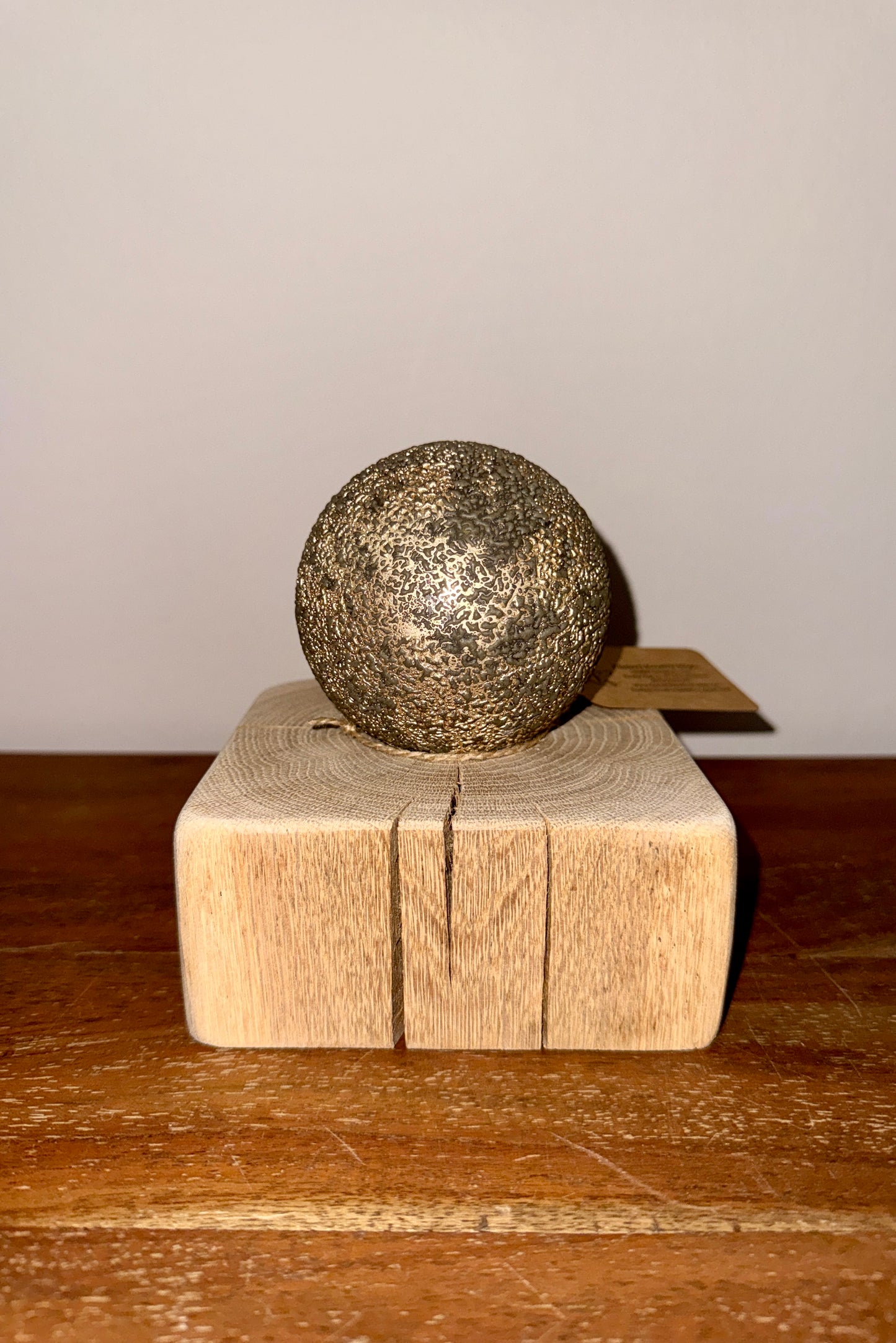 Leuchtkugel Glas auf Holzstamm geschliffen 1577