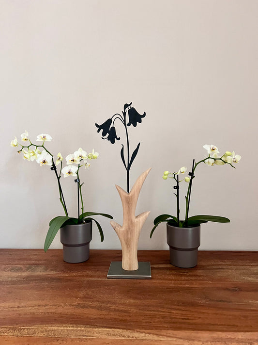 Dekoobjekt Blume aus geschliffenem Eichenholz auf Metallständer