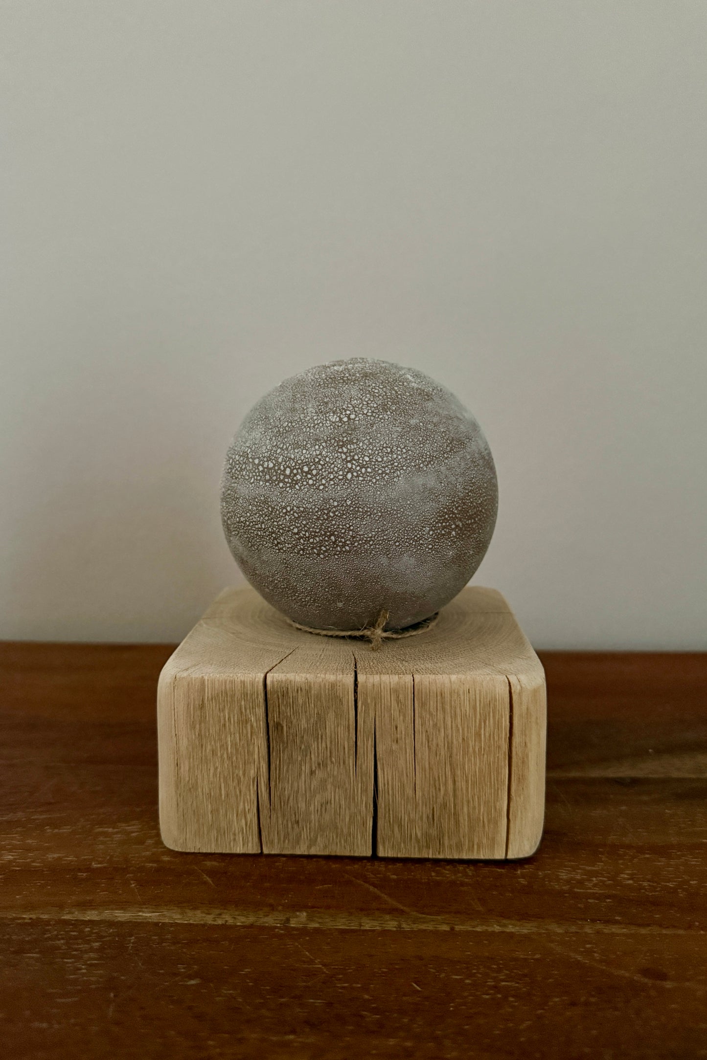 Leuchtkugel Glas auf Holzstamm gebürstet 1579