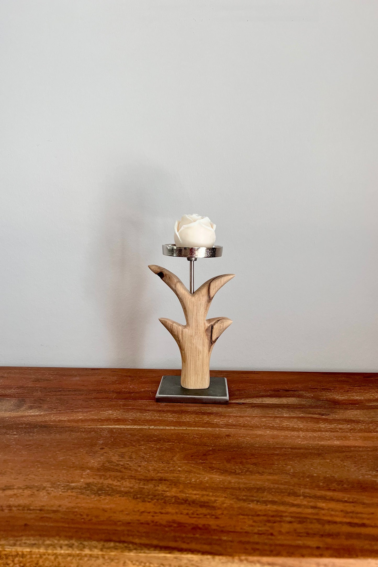 Kerzenständer Blume aus geschliffenem Eichenholz mit Designkerze