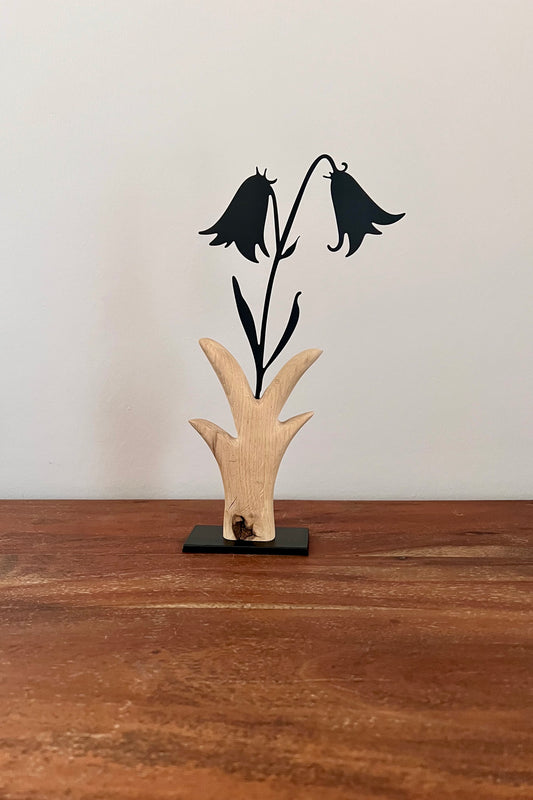 Dekoobjekt Blume aus geschliffenem Eichenholz auf Metallständer