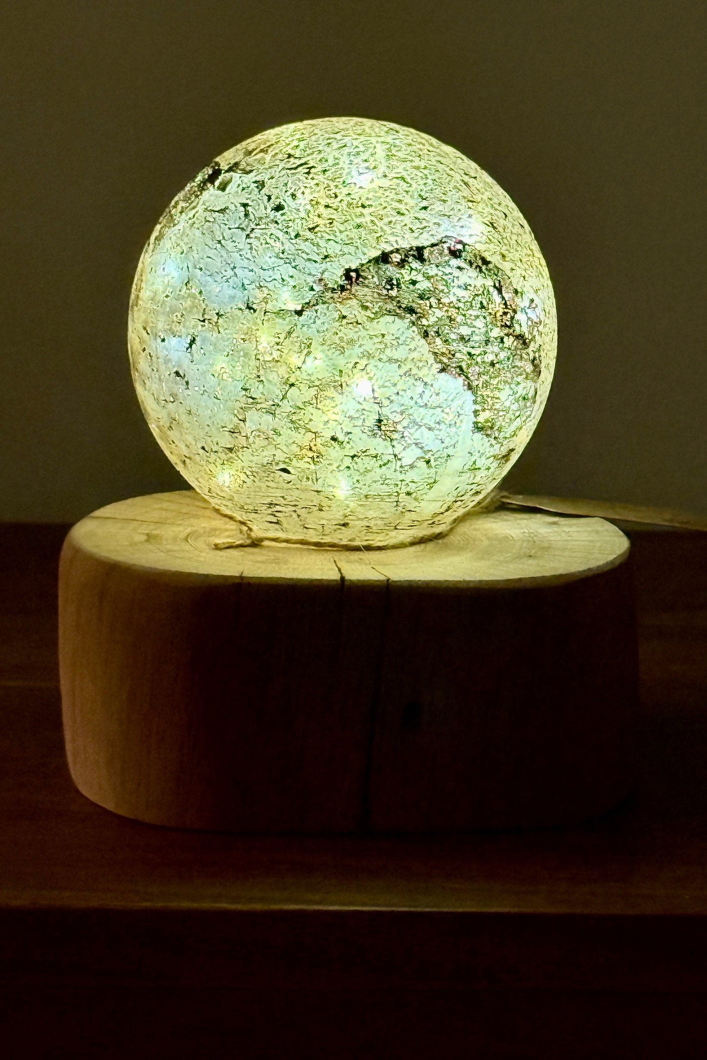 Leuchtkugel Glas auf Holzstamm geschliffen 1584