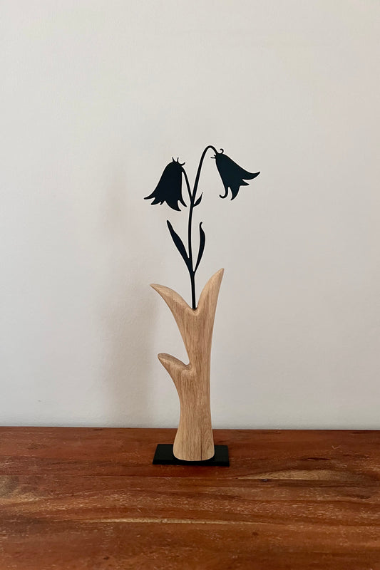 Dekoobjekt Blume aus geschliffenem Eichenholz auf Metallständer