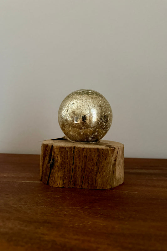 Leuchtkugel Glas auf Holzstamm gebürstet 1568