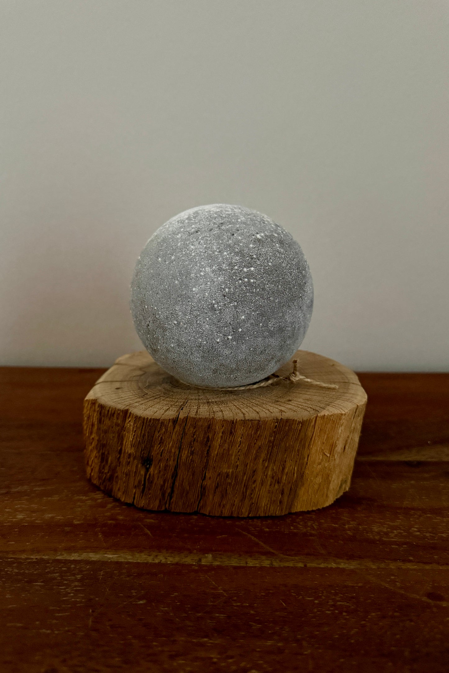 Leuchtkugel Glas auf Holzstamm gebürstet 1580