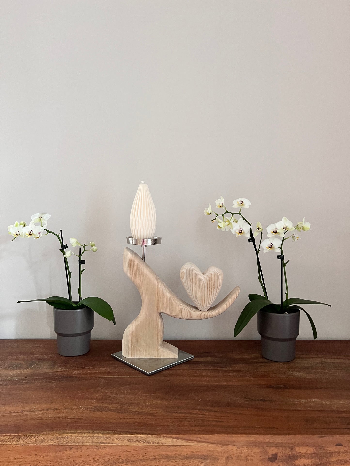 Kerzenständer aus geschliffenem Eichenholz mit Designkerze  und Holzherz