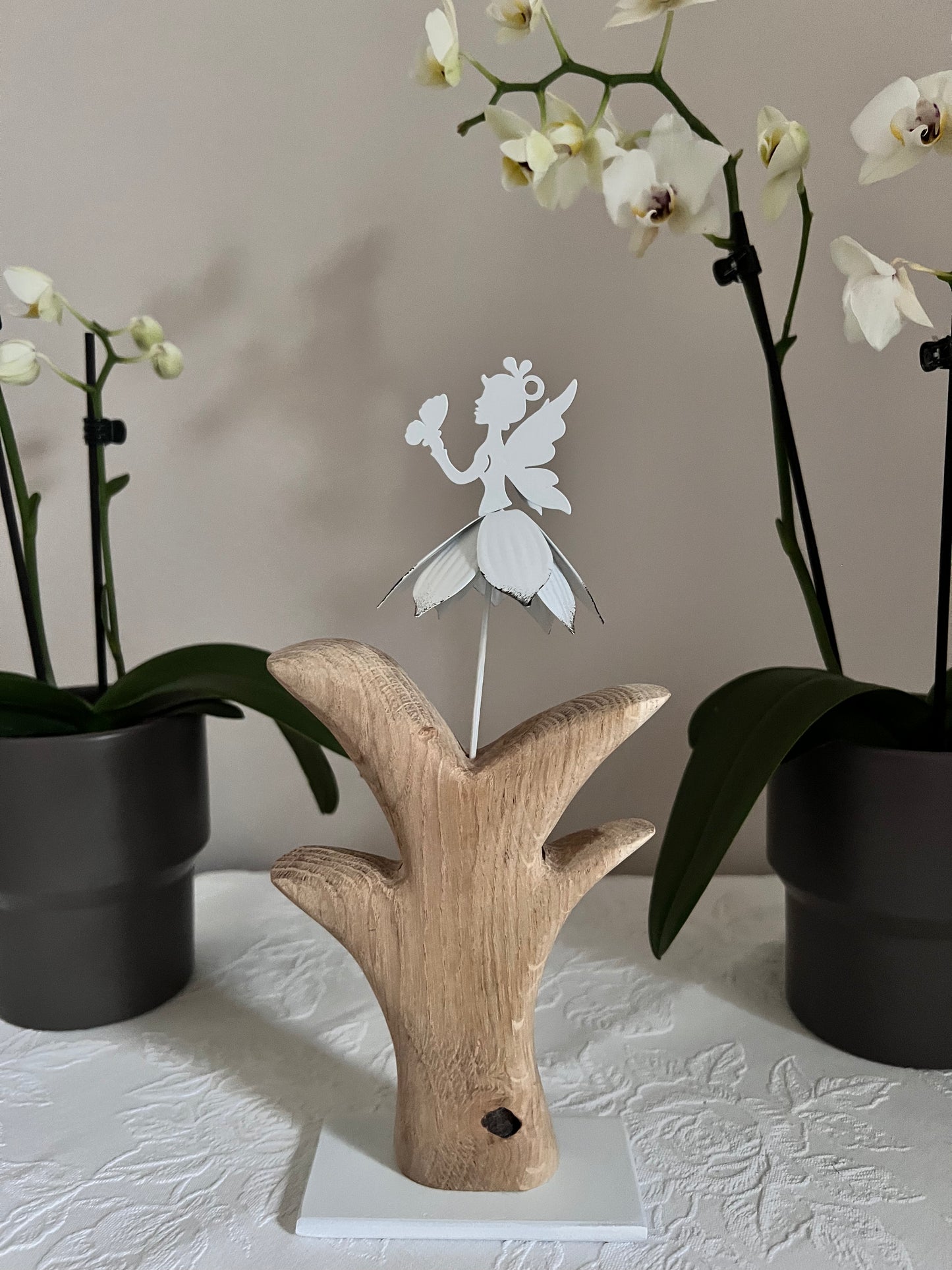 Metallblumenmädchen weiß auf geschliffenem Eichenholz 0890