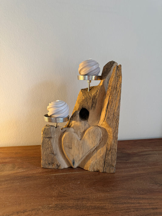Kerzenständer aus gebürstetem Eichenholz mit Herzgravur und zwei Designkerzen 766