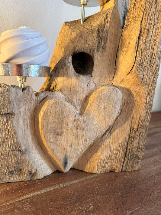 Kerzenständer aus gebürstetem Eichenholz mit Herzgravur und zwei Designkerzen 766