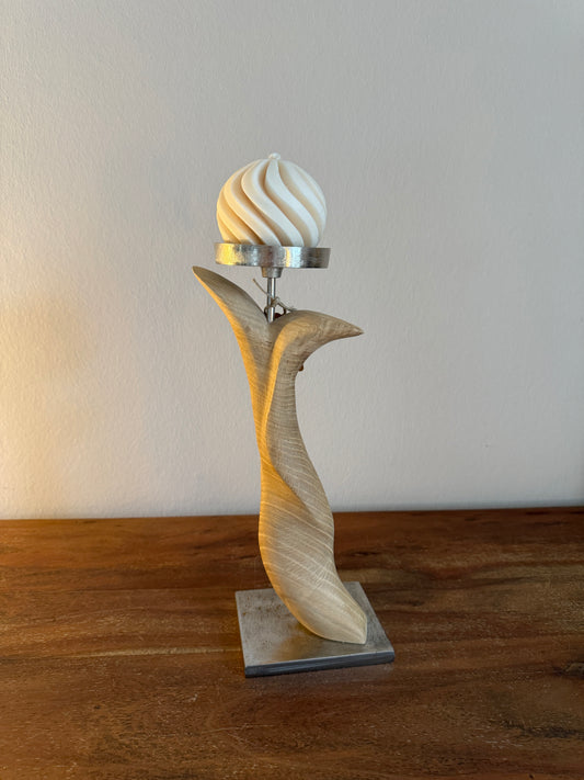 Kerzenständer aus geschliffenem Eichenholz auf Metallplatte mit Designkerze 438