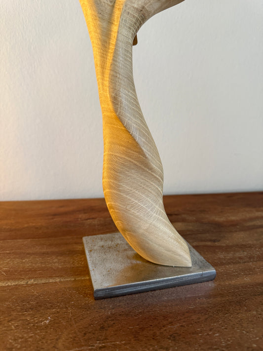 Kerzenständer aus geschliffenem Eichenholz auf Metallplatte mit Designkerze 438