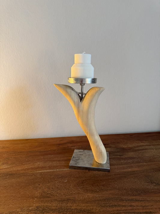 Kerzenständer aus geschliffenem Eichenholz auf Metallplatte mit Designkerze 470